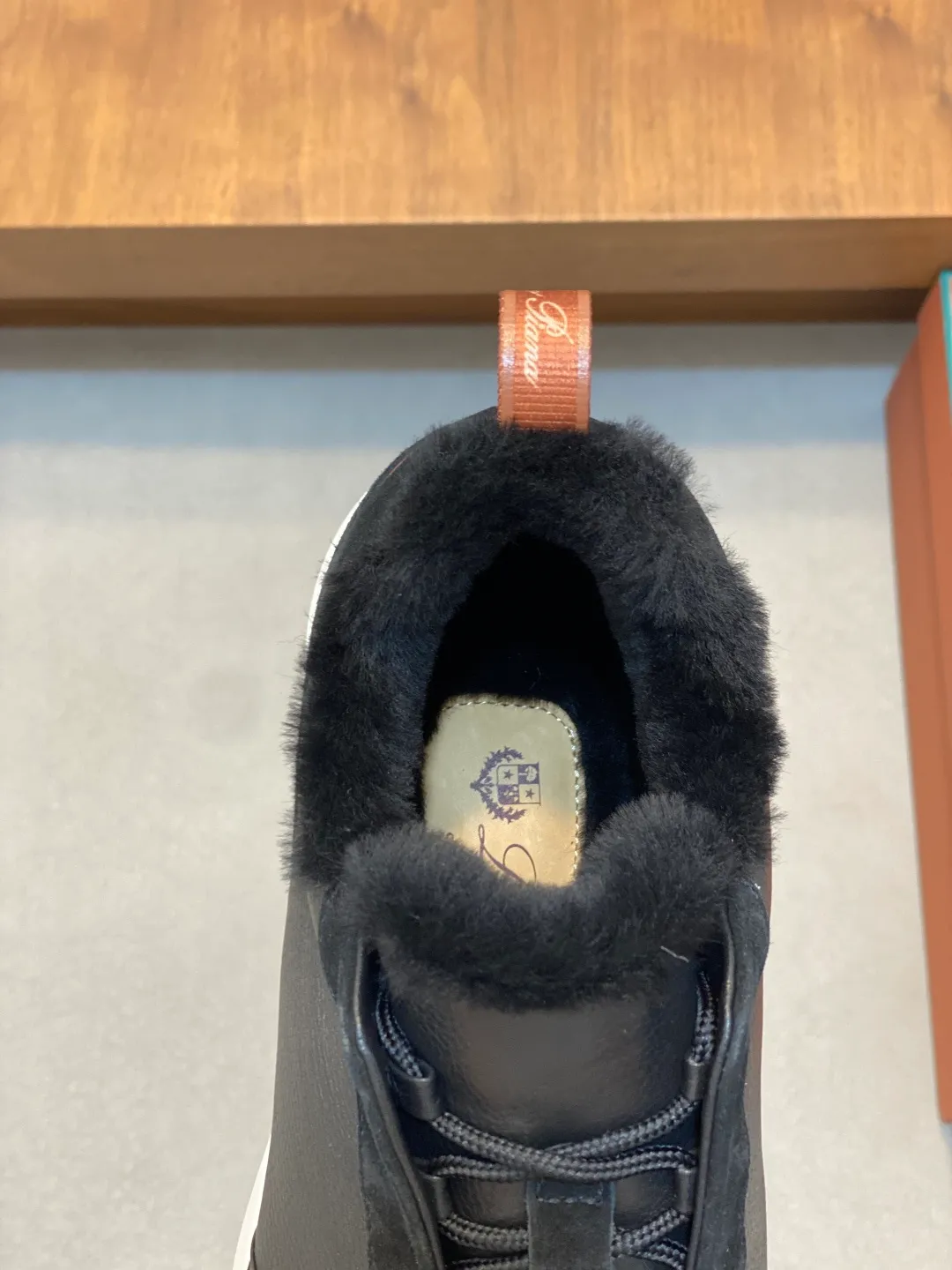 Men's shoes 💰840 Winter LoroPiana WeekendWalk men's wool warm sneakers! Specially designed wool warm shoes for men! This WeekEndWalkEvo casual shoe reinterprets the WeekEnd casual shoe with a design that combines the characteristics of running shoes and walking shoes. An improved version of the classic shoe style in the autumn/winter series, the shoe body is made of fleece cotton blend with a slight elasticity to ensure that the upper part of the shoe is covered and fitted. The narrow silhouette in the middle and the warmth of the integrated fur lining make the shoes comfortable and practical to wear. The shoe details, combined with the lightweight rubber sole with ridged edges, add a sporty feel to the shoe. Kummel rubber sole with stitching and ultra-light technical material sole: This design structure helps distribute weight properly and improve shock absorption. Raised edges on the sole ensure traction and stability during walking. Body: 97% cotton, 3% spandex lining. Wool sole rubber! Size: 39/40/41/42/43/44 (45.46 customized) standard leather shoe size original box package